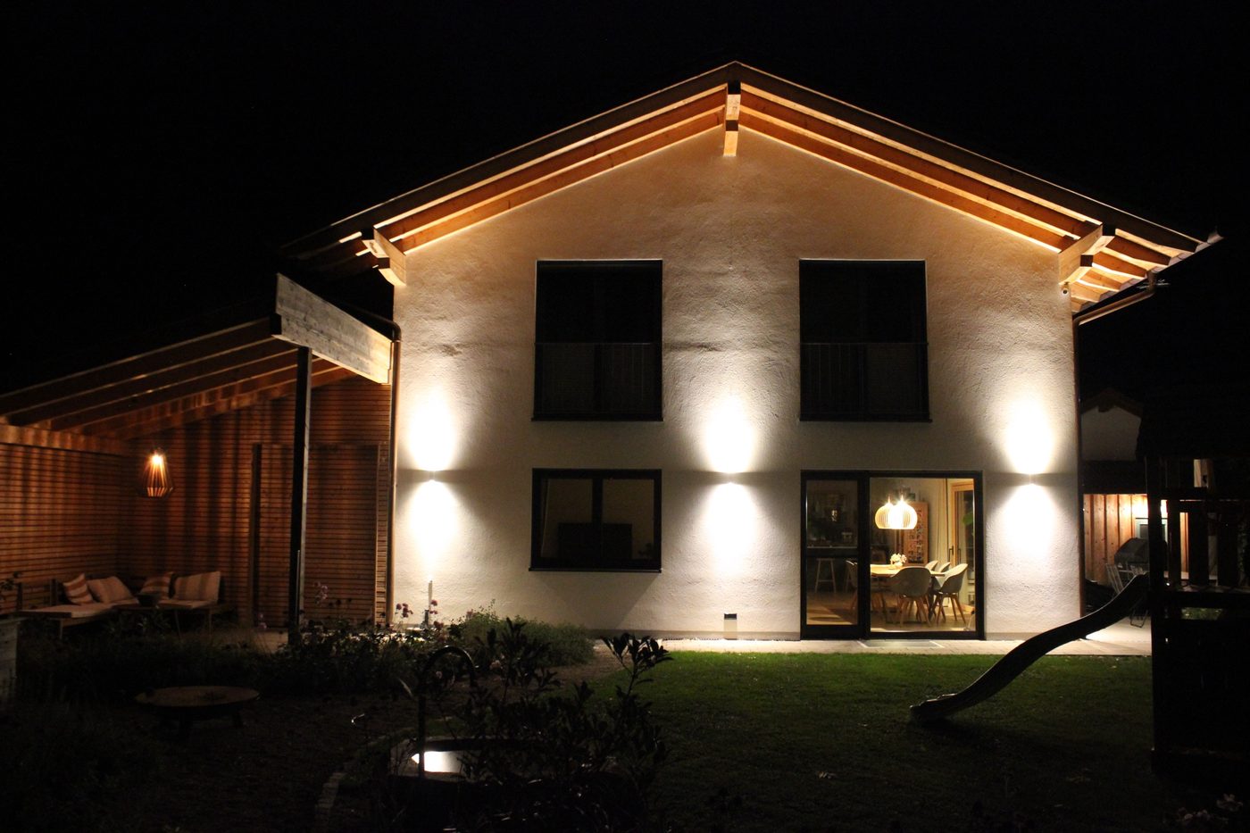 Mein eigenes Haus bei Nacht, beleuchtet, mit Garten