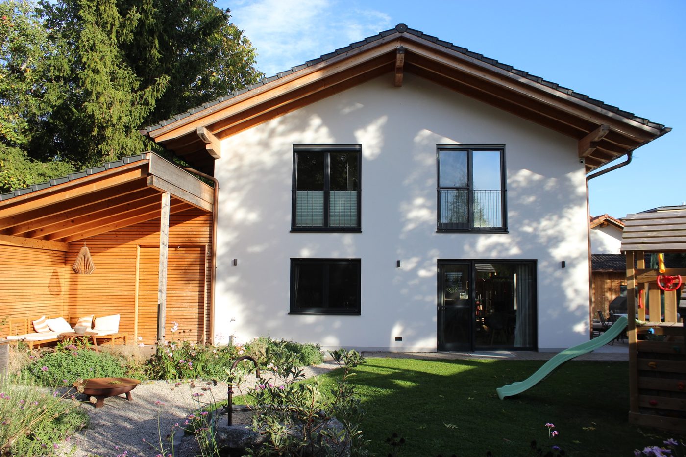 Mein eigenes Haus mit Garten bei Sonnenschein